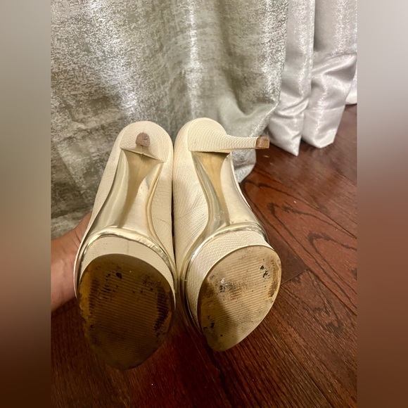 GUC ENZO ANGIOLINI Cream Peep Toe Textured Platform Pumps, SZ 6.5 M - Picture 4 of 9